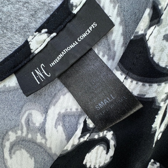 INC Tank Top Women Size Small Princess cut V-Neck pleated front black white - Picture 4 of 4